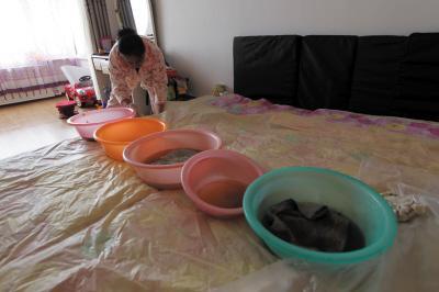 花垣楼上漏水，住户失联，小区没物管，业主维权难！律师来支招……